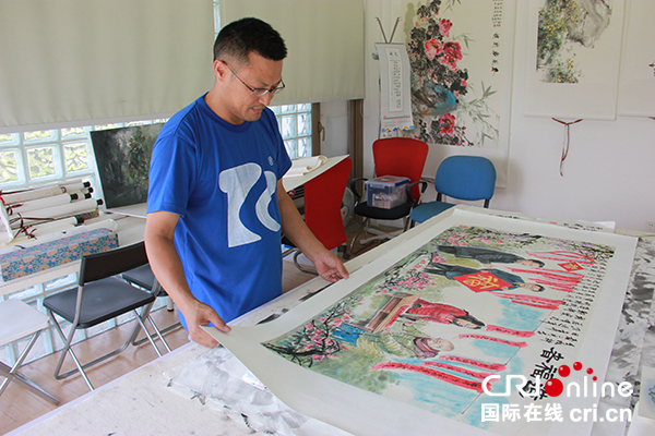 图片默认标题_fororder_路建东正在展示艺术家创作作品（撷英书画院供图）