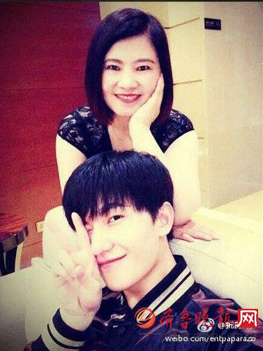 杨洋妈妈首曝光 杨洋父母及家庭背景神秘