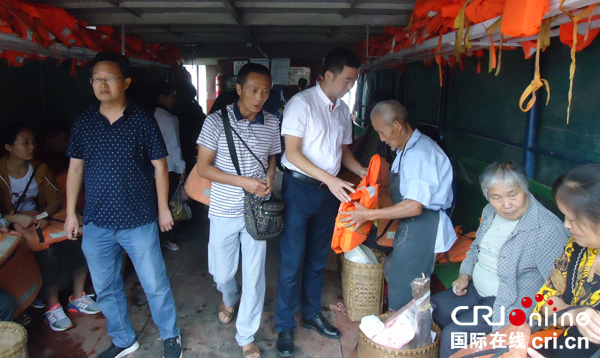 图片默认标题_fororder_镇党委书记熊兵带队检查渡口船舶安全工作