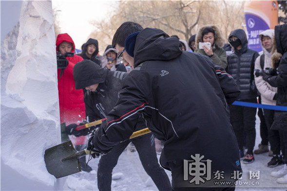 哈工程校园雪雕大赛开铲 30分钟速雕引围观