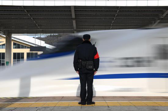 「新华社」大山小站里的坚守