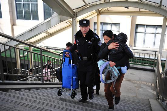 「新华社」大山小站里的坚守