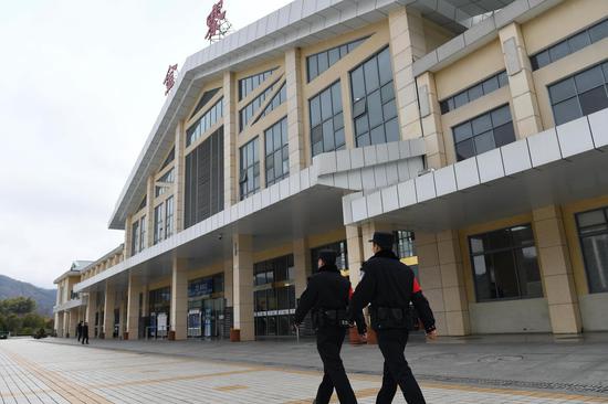 「新华社」大山小站里的坚守