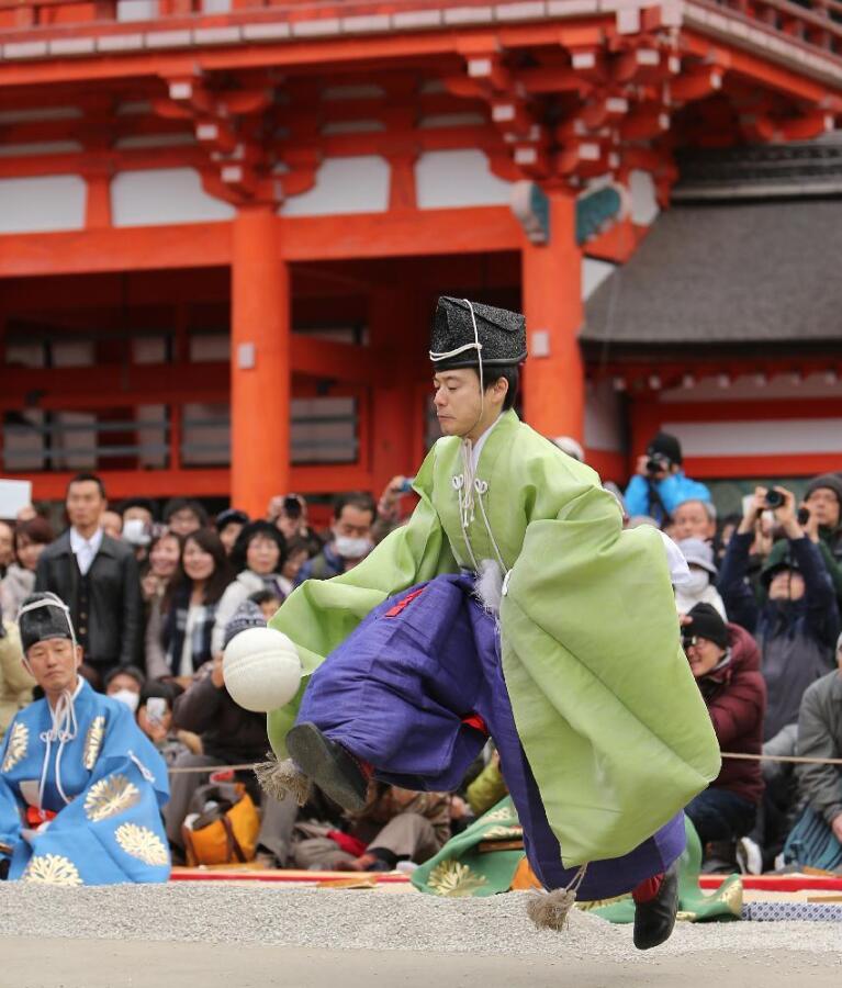 日本京都神社举行新年蹴鞠表演(组图)