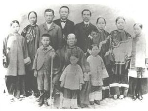 1901年孫中山與家人在檀香山合影，中坐者為母親楊氏。