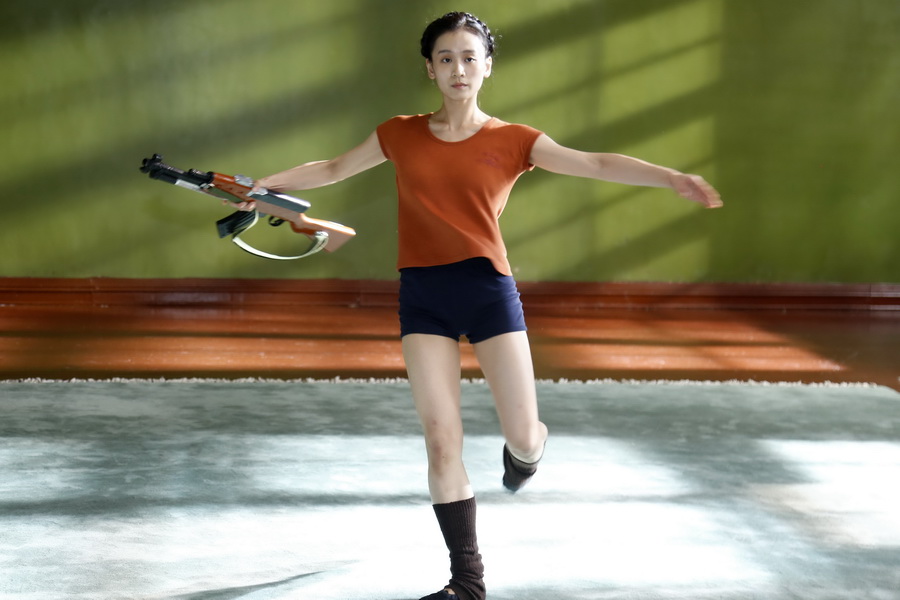 电影《芳华》开机 冯小刚:挑选没整容的女孩颇费周折
