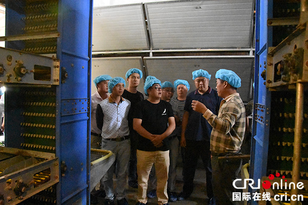 图片默认标题_fororder_参观机械化养殖