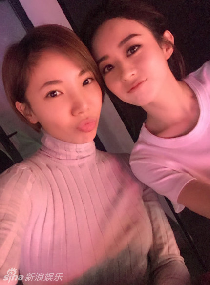 赵丽颖与闺蜜自拍卖萌 818与赵丽颖关系好的明星