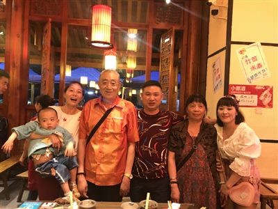 （今日热点3，导航成都，移动端）27年前流浪街头获救 成都保安父亲节重逢恩人了心愿