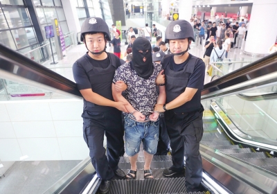 【河南在线-文字列表】【移动端-文字列表】郑州警方跨国行动 将行骗1.3亿元的嫌疑人抓获