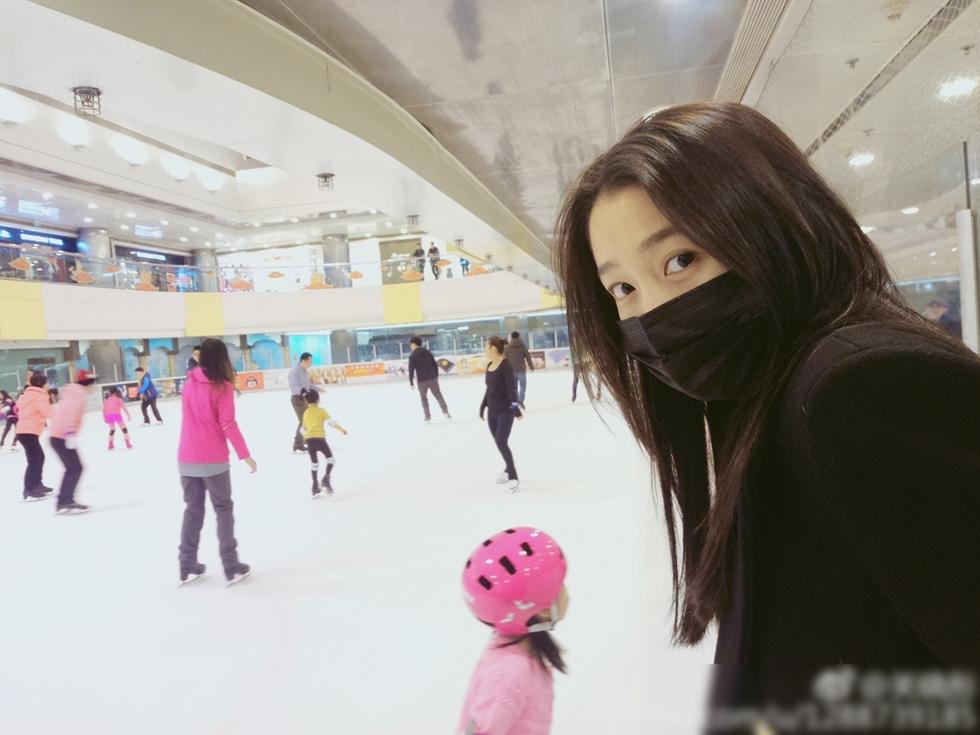 关晓彤滑冰初体验 小姑娘手拉手当老师