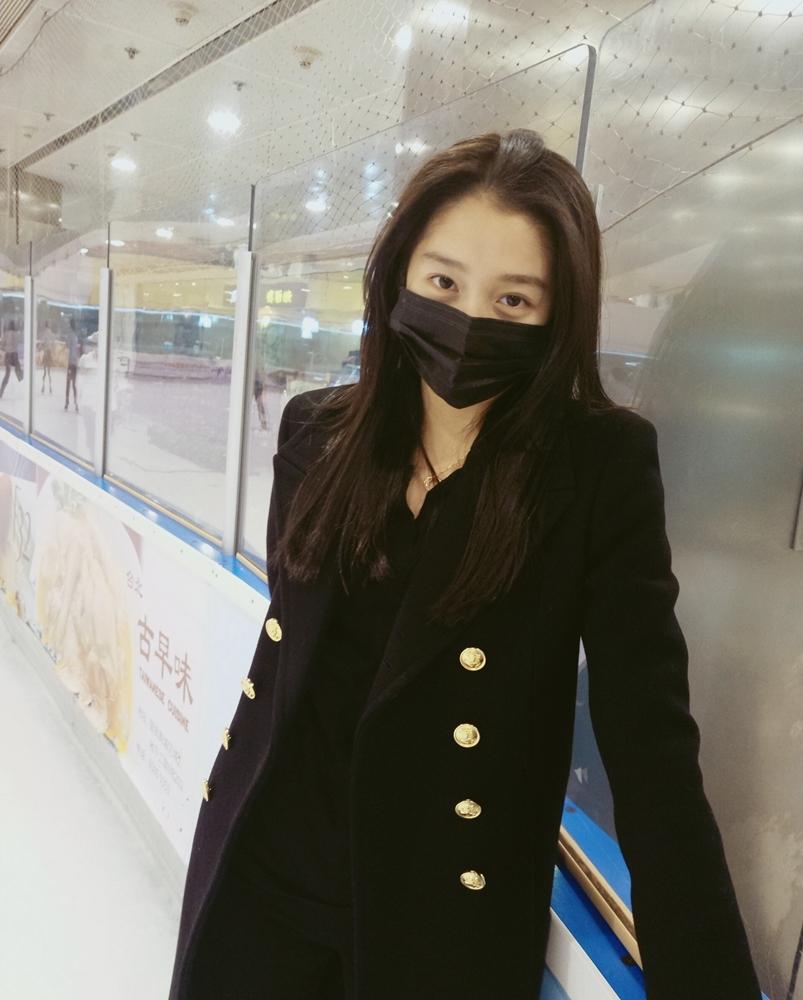 关晓彤滑冰初体验 小姑娘手拉手当老师