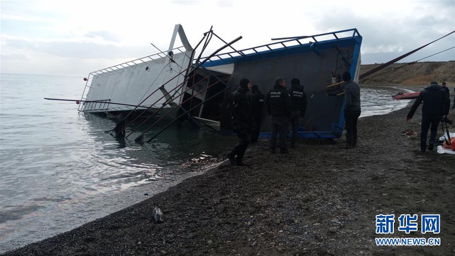#新华网#一艘非法移民船在土耳其倾覆致使7人死亡