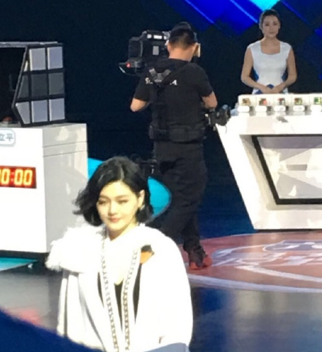大S正式复出录节目 剪短发后越发有女人味(组图)