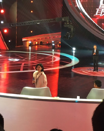 大S正式复出录节目 剪短发后越发有女人味(组图)