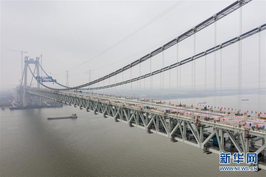 （头条）我国首座公铁两用悬索桥五峰山长江大桥成功合龙