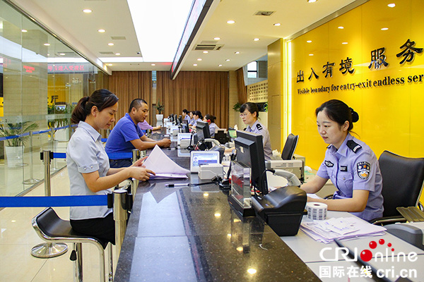 图片默认标题_fororder_工作人员正在受理业务（摄影-杨梦婧）