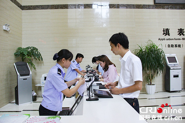 图片默认标题_fororder_市民正在填报资料（摄影-杨梦婧）