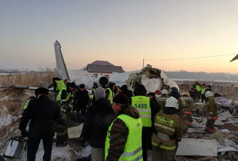 哈萨克斯坦一载有100人客机起飞后不久坠毁_fororder_CqgNOl4Ff2CAPbg2AAAAAAAAAAA330_959x651