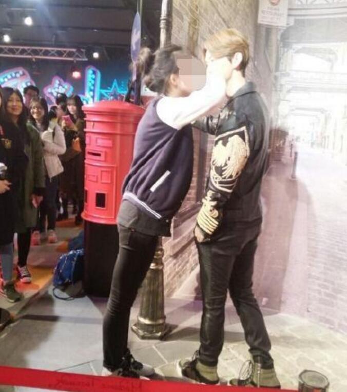 姑娘们 求放过!鹿晗蜡像被亲掉一层皮[5]