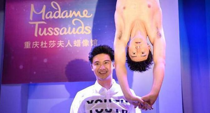 姑娘们 求放过!鹿晗蜡像被亲掉一层皮[10]