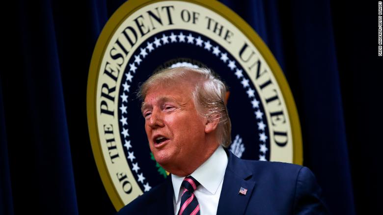 【海外网】弹劾大戏迎来中场休息 特朗普度假不忘吐槽“主谋”佩