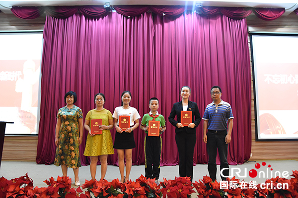 图片默认标题_fororder_向获奖选手颁奖（摄影-肖茹文）