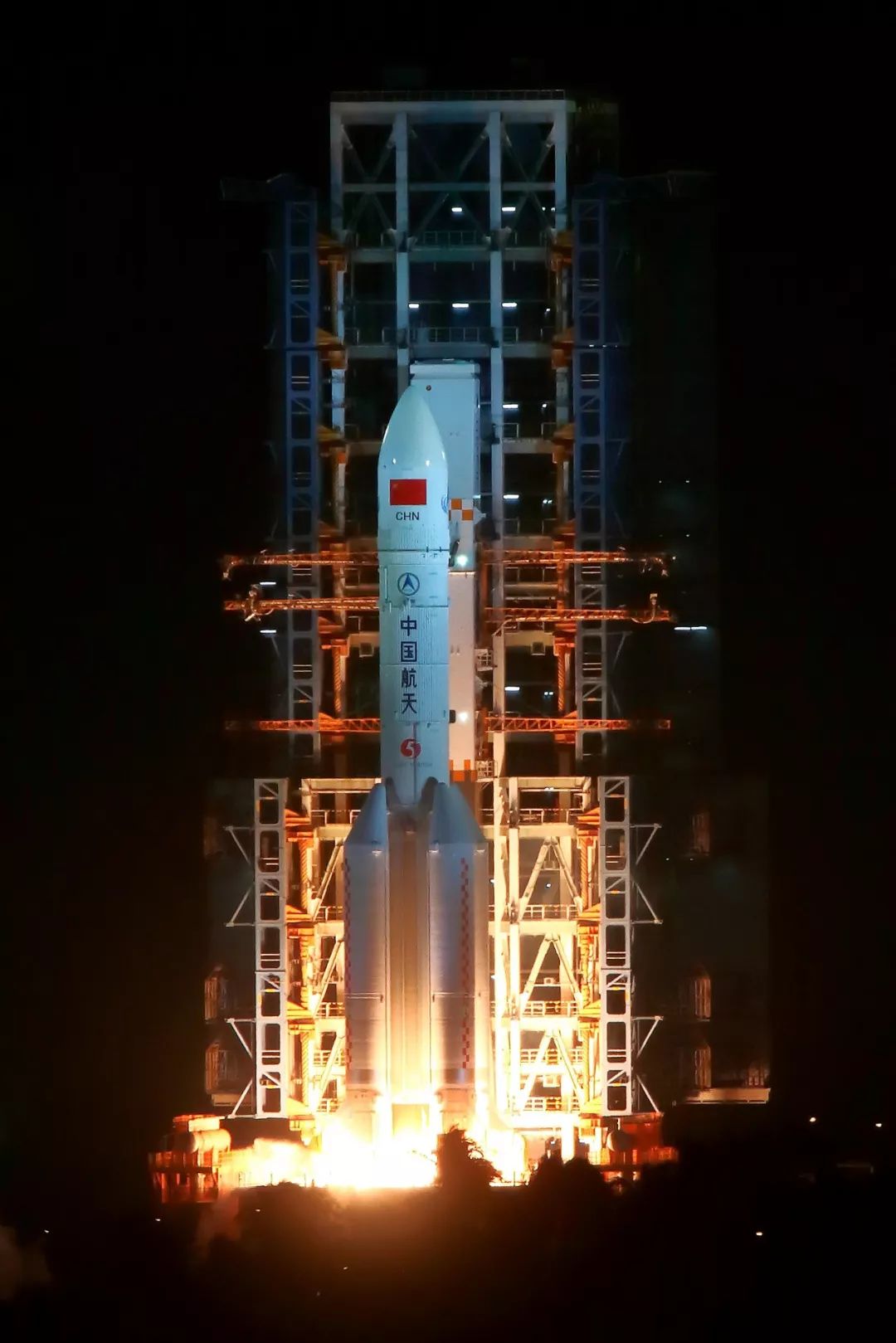 [新华社]“胖五”飞天，箭指星辰！