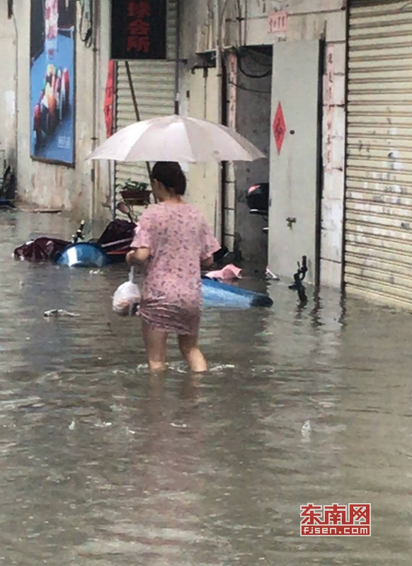 泉州:考生冒雨参加中考 大雨致多地积水严重