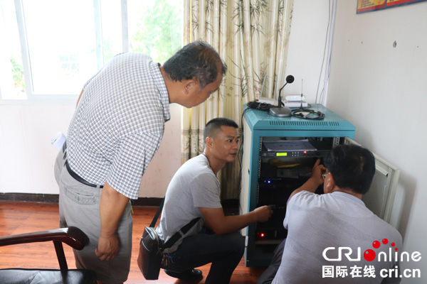 图片默认标题_fororder_培训教师现场指导学员实际操作