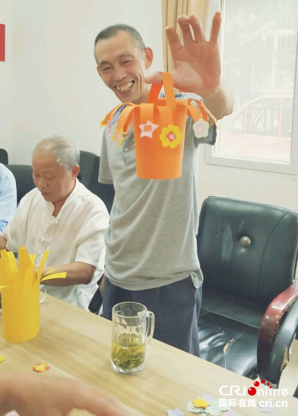 图片默认标题_fororder_老年人展示自己制作的花篮（摄影-朱丽）