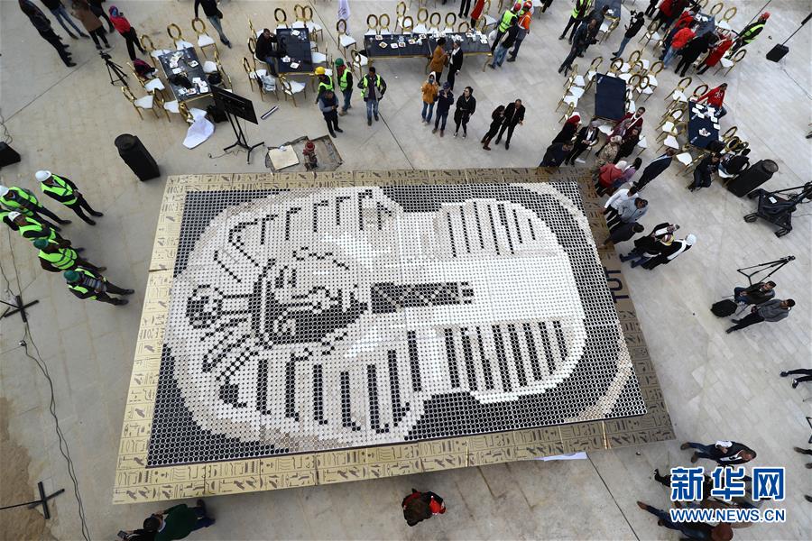 「新华网」巨型图坦卡蒙黄金面具图案打破吉尼斯纪录