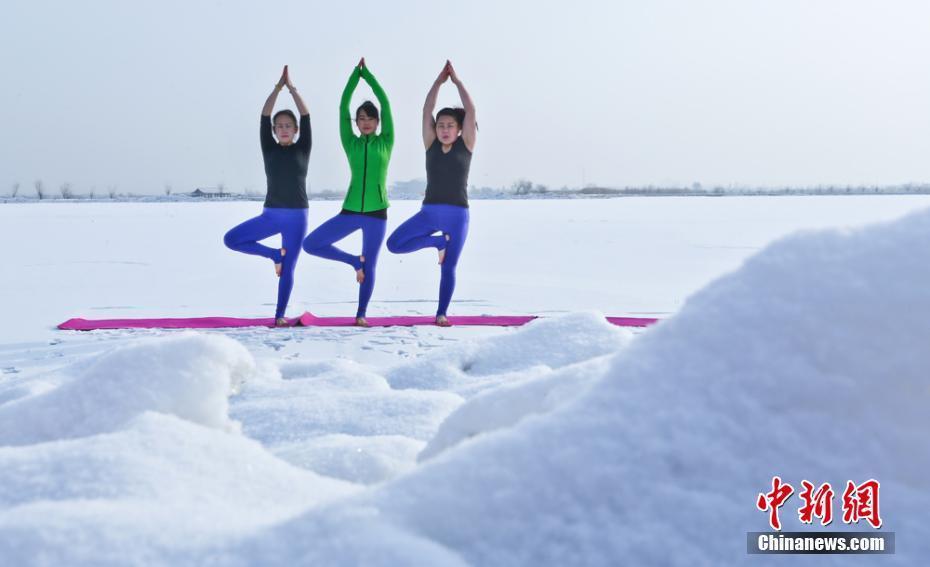 甘肃数女冰天雪地瑜伽秀 