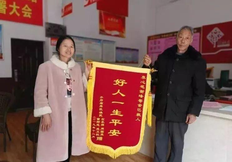 【新华社】狂风暴雨中，他驾驶小艇3次冲进大浪救出7人，事后却悄