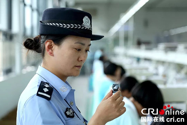 图片默认标题_fororder_在生产场所工作时的曾娟