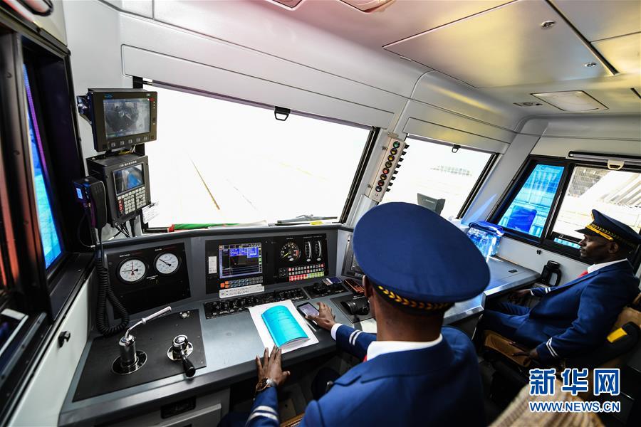 「新华网」火车鸣笛声吹响东非内陆繁荣号角——记内马铁路一期货