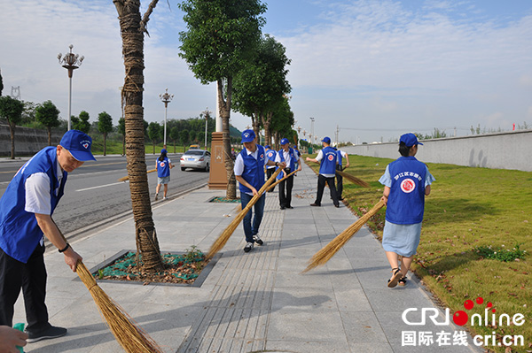 图片默认标题_fororder_行政审批局干部职工清扫干道