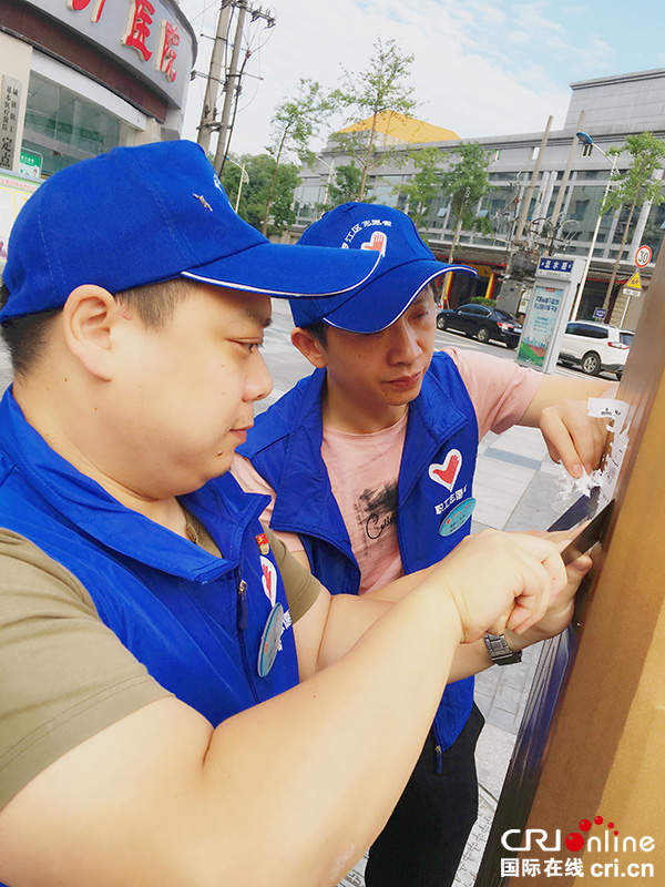 图片默认标题_fororder_组织部干部清理电杆牛皮癣