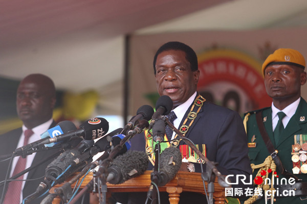 津巴布韦总统在竞选集会上遭遇炸弹袭击 本人