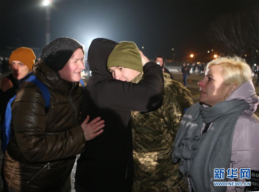 「新华网」乌克兰东部冲突双方大规模交换在押人员