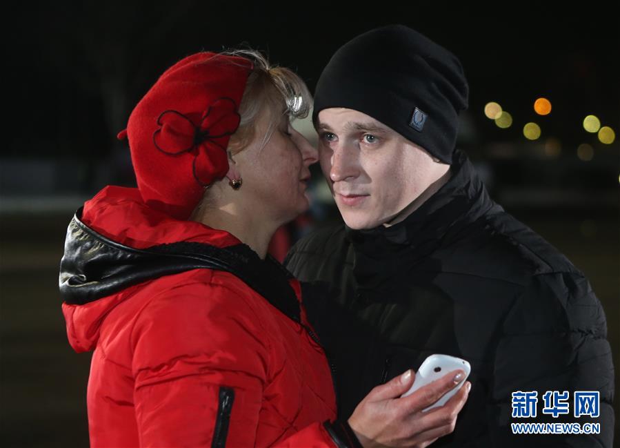 「新华网」乌克兰东部冲突双方大规模交换在押人员