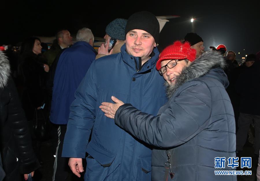 「新华网」乌克兰东部冲突双方大规模交换在押人员