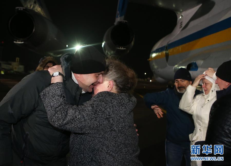 「新华网」乌克兰东部冲突双方大规模交换在押人员