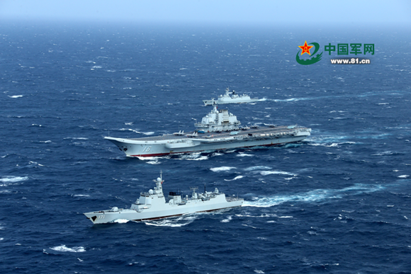 中国海军辽宁舰编队通过台湾海峡 继续后续任务