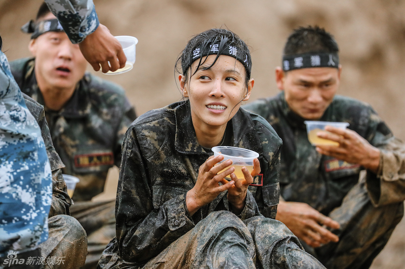 泥人佟丽娅杨幂坐水坑喝姜汤画面太美!(图)[13