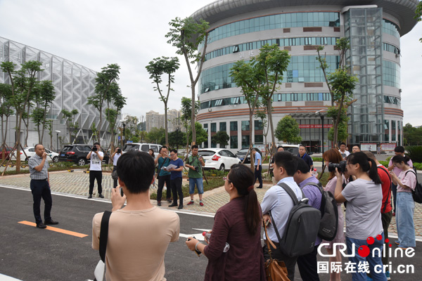 图片默认标题_fororder_参加澳援体育中心（摄影--徐琴）