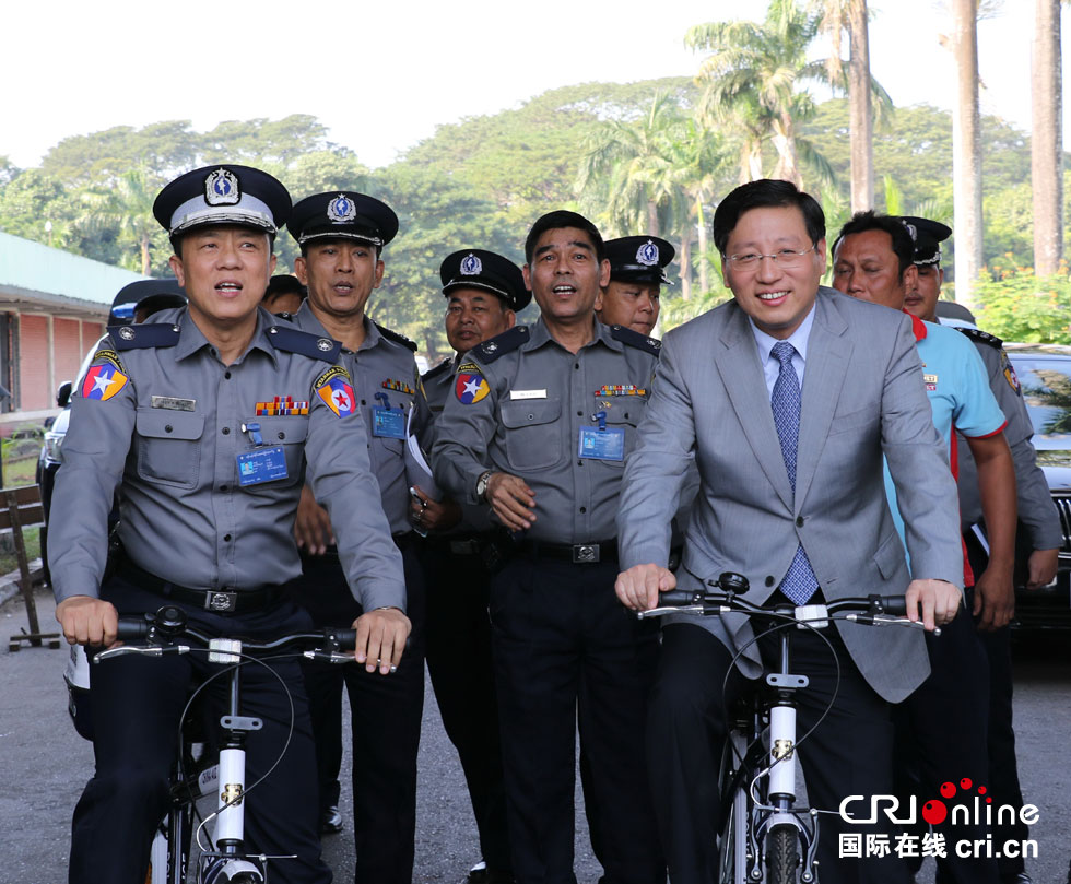 中国驻缅甸大使馆向缅甸仰光省警察厅捐赠百辆警.