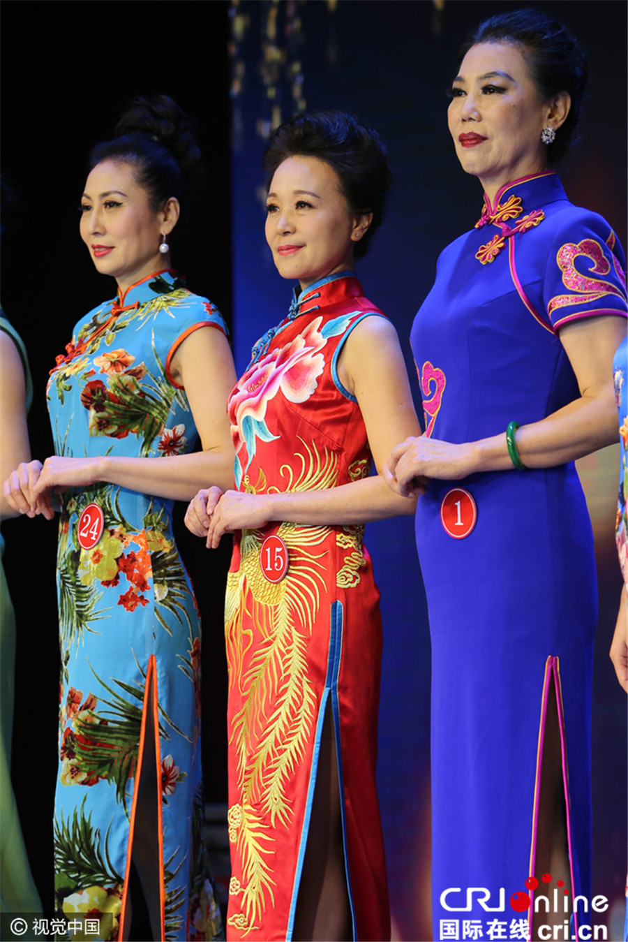 69岁大妈摘旅游小姐金色使者桂冠 中年佳丽旗袍秀俏丽