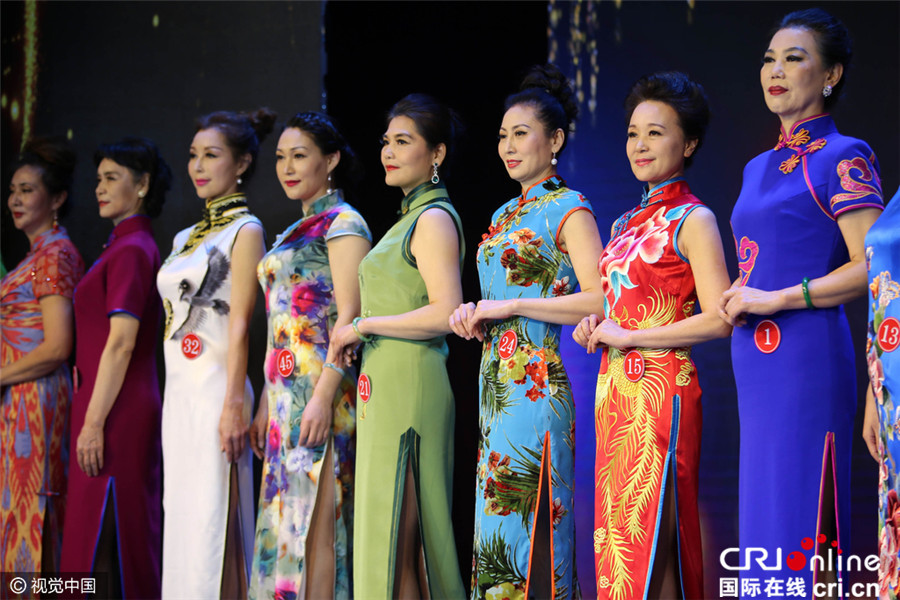 69岁大妈摘旅游小姐金色使者桂冠 中年佳丽旗袍秀俏丽