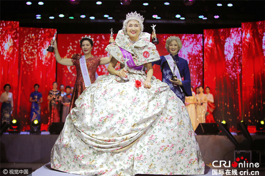 69岁大妈摘旅游小姐金色使者桂冠 中年佳丽旗袍秀俏丽